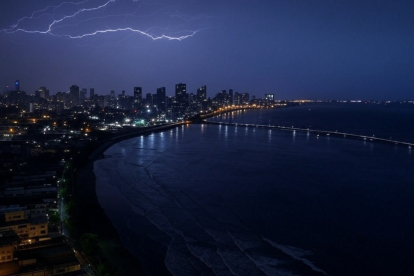 Rayos iluminan el cielo durante una tormenta eléctrica nocturna.