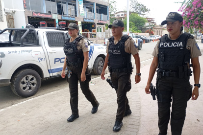 Miembros de la Policía Nacional patrullan sectores como el Malecón de Playas, donde hace un par de meses se cometió un sicariato contra alguien que se bañaba en el mar.