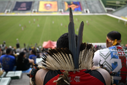 Tanto jugadores como hinchas en las gradas del primer torneo indígena nacional de Brasil acudieron con la indumentaria que regularmente usan, solo que con adaptaciones.