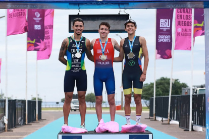 El joven triatleta ecuatoriano Thomas Chica (d), junto a los mejores del continente.