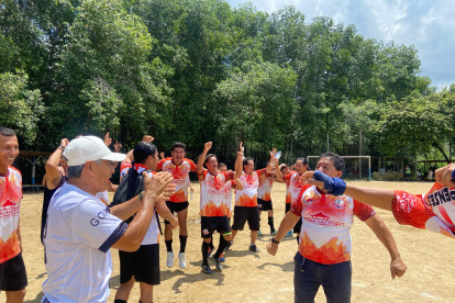 Los jugadores de Filipenses 4:13 dando la vuelta olímpica. Fue su primer festejo como campeón.