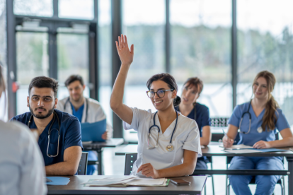 Estudiantes de medicina en laboratorio universitario, formándose en una de las carreras mejor pagadas en Ecuador en 2025.
