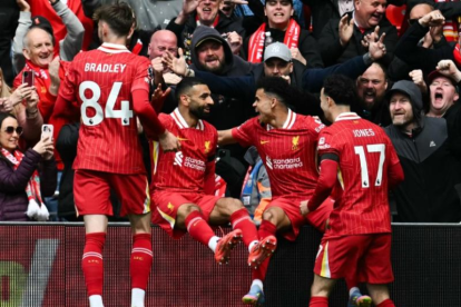 Jugadores de Liverpool en celebración de gol en la Premier League