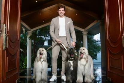 Chris junto a Victoria, Bella y Luna, galgos afganos que inspiran cada diseño de su marca B&V.