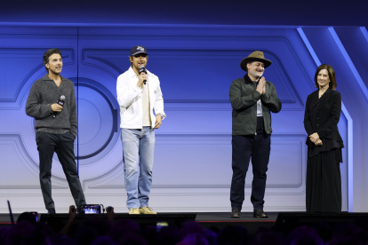 El director de cine Shawn Levy, el actor Ryan Gosling, el director creativo de Lucasfilm Dave Filoni y la presidenta Kathleen Kennedy asisten a la Star Wars Celebration Japan en Chiba, cerca de Tokio, Japón, el 18 de abril de 2025.