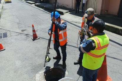 Con una cámara de poste que ingresa por el drenaje se revisa las conexiones domiciliarias.