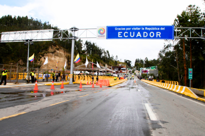 Viajeros cruzan el Puente Internacional de Rumichaca, en medio de la alerta por fiebre amarilla en Colombia.