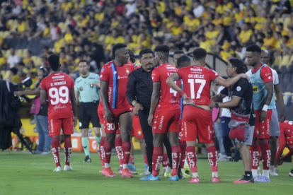 Omar Asad (c) da indicaciones a sus jugadores de El Nacional durante el partido contra Barcelona, disputado el viernes 18 de abril, que terminó en una derrota 1-0