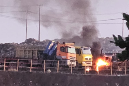 Los vehículos quemados por sujetos en una hidroeléctrica en el sur de Chile.