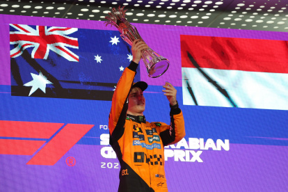 JEDDAH (Saudi Arabia), 20/04/2025.- McLaren"s Australian driver Oscar Piastri celebrates winning the Formula 1 Saudi Arabian Grand Prix at the Jeddah Corniche Circuit in Jeddah, Saudi Arabia, 20 April 2025. (Fórmula Uno, Arabia Saudita) EFE/EPA/ALI HAIDER