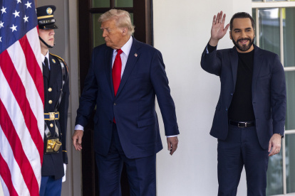 WASHINGTON.- El presidente de El Salvador, Nayib Bukele (derecha), visitó en la Casa Blanca a su homólogo estadounidense Donald Trump.