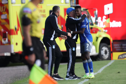 Jorge Célico (c) abraza a Washington Corozo en la victoria de Emelec sobre Deportivo Cuenca