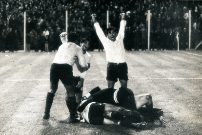 La plantilla torera fue a celebrar la victoria con el cura Juan Manuel Bazurco, autor del único gol en La Plata al 63’, tras asistente de Alberto Spencer.