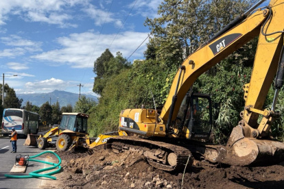 La maquinaria del Municipio quedó a un costado de la autopista Rumiñahui, tras la limpieza de la quebrada Chaupiurco.