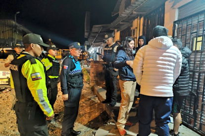 Los agentes y policías sancionaron y obligaron a retirarse a los libadores, quienes consumían licor en los exteriores de licorerías de los valles.