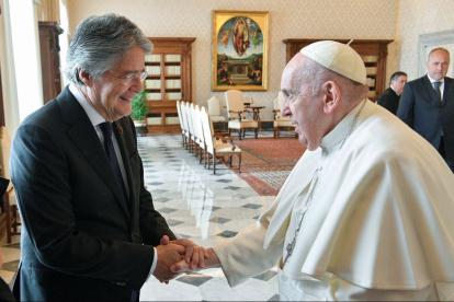 El expresidente Guillermo Lasso publicó esta y otras imágenes en su cuenta oficial de X, tras conocer del fallecimiento del papa Francisco.