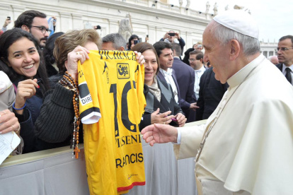Una aficionada de Barcelona SC obsequió una camiseta del Ídolo al Papa Francisco en 2014