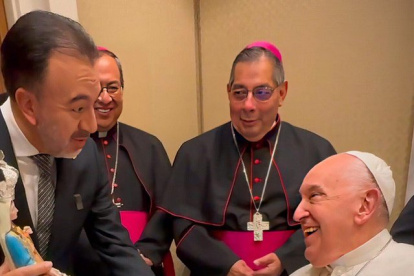 El alcalde Pabel Muñoz durante su encuentro con el papa Francisco en el Vaticano, en mayo de 2024.