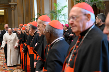 La votación en el cónclave, que podría dar paso a un papa de África, Asia o América, reflejando la globalización de la Iglesia.