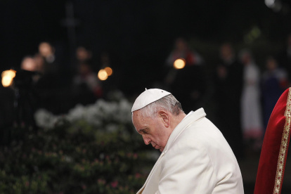 El Papa Francisco preside la celebración del Vía Crucis en el Coliseo el Viernes Santo en Roma, Italia