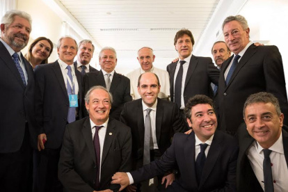 El Papa Francisco y directivos de la Conmebol en el 2015, a la izquierda Luis Chiriboga expresidente de la FEF.