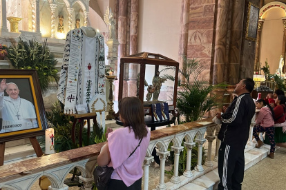 En la Catedral de La Inmaculada se exhibe una imagen y otros artículos en homenaje al papa Francisco.