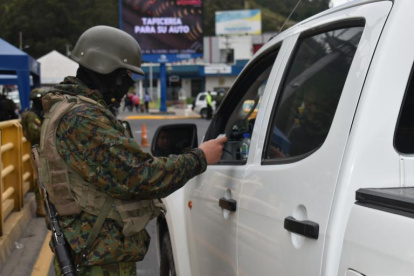 El puente de Rumichaca es un paso internacional fronterizo entre Colombia y Ecuador.