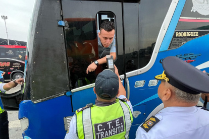 Desde el jueves 17 de abril, la CTE hizo operativos en las terminales terrestres de Guayaquil para constatar el estado de las unidades que salían de la ciudad.