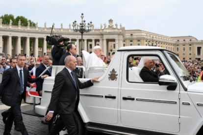 El Papa recorrió la Plaza de San Pedro a bordo del papamóvil tras la bendición "Urbi et Orbi" del Domingo de Pascua, 20 de abril de 2025.