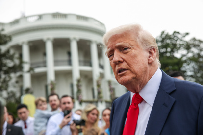 El presidente de Estados Unidos, Donald Trump, habla con los periodistas durante el desfile de huevos de Pascua de 2025 en el jardín sur de la Casa Blanca en Washington, DC, EE. UU., el 21 de abril de 2025.