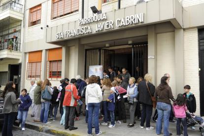Fieles saliendo de una misa en la parroquia San Francisco Javier en Flores, Buenos Aires (Argentina).