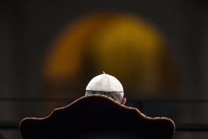 El papa Francisco preside la procesión del Vía Crucis el Viernes Santo en Roma, Italia, el 3 de abril de 2015.