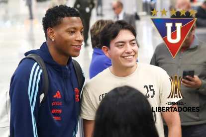 Gonzalo Plata compartió con los hinchas a su arribo a Quito.