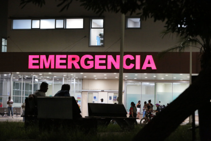 Exteriores. Las personas que acompañan a familiares aseguran que los delincuentes llegan y piden ser atendidos primero, por encima de quienes esperan.