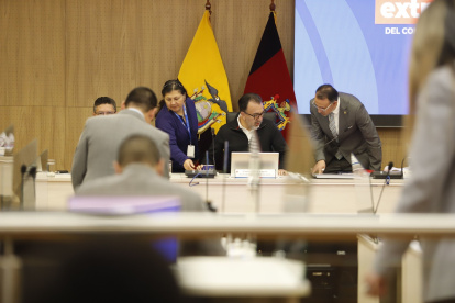 Concejo. El alcalde Pabel Muñoz presidió la sesión extraordinaria de ayer. Fernanda Racines no asistió.