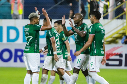 Anangonó (# 11) celebrando uno de los 7 tantos que anotó mientras estuvo en Marathón.