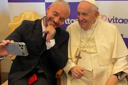 J Balvin junto al papa Francisco