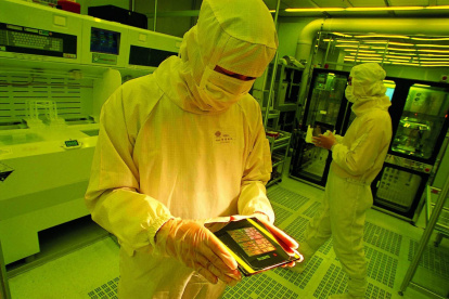 Una persona trabaja en una industria que elabora semiconductores.