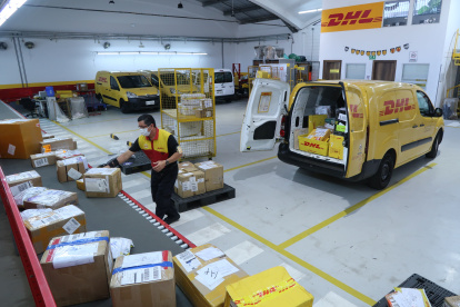 Paquetería. Una persona trabaja en la bodega de la empresa de DHL que queda en la ciudad de Guayaquil.