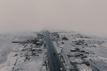 La vía Ambato - Guaranda está cubierta de nieve este 21 de abril de 2025, en el sector El Arenal.