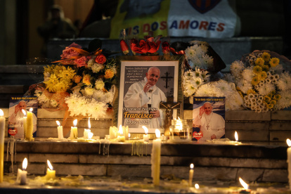 Fotografía que muestra un homenaje al papa Francisco este lunes, frente a la Catedral Metropolitana de Buenos Aires (Argentina).