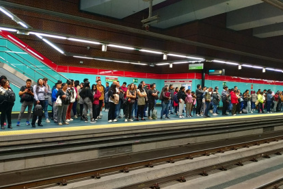Una gran cantidad de personas se acumuló en la estación Alameda a la espera del arribo de una unidad.