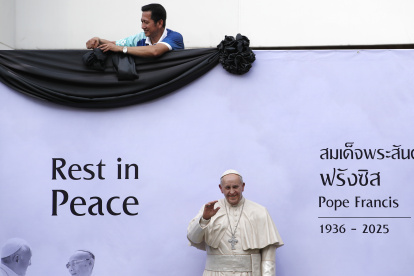 Una cinta negra acompaña la estatua del difunto papa Francisco durante una ceremonia de homenaje a los fieles católicos en el Hospital Saint Louis, el pontífice visitó en 2019, en Bangkok, Tailandia.