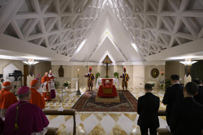 El cardenal Kevin Joseph Farrell junto al cuerpo del papa Francisco durante el ritual de confirmación de la muerte del pontífice en la capilla de Santa Marta en la Ciudad del Vaticano, el 21 de abril de 2025