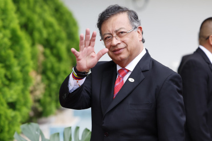 El presidente de Colombia, Gustavo Petro, saluda a su llegada a la IX Cumbre de la Comunidad de Estados Latinoamericanos y Caribeños (Celac), en Tegucigalpa (Honduras), el 9 de abril de 2025.