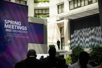 Visitantes y personal asisten a las reuniones de primavera del FMI y el Banco Mundial de 2025, en la sede del FMI en Washington.