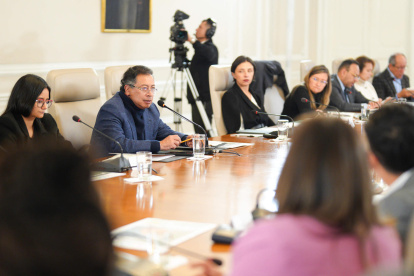 Fotografía cedida por la Presidencia de Colombia que muestra al presidente Gustavo Petro durante un consejo de ministros este lunes en (Colombia).