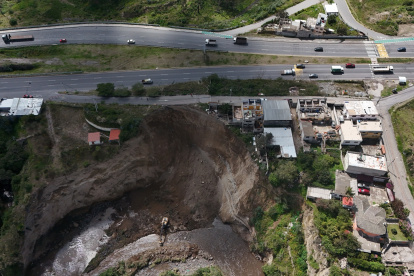 Los vecinos piden al Municipio soluciones definitivas para evitar que el proceso erosivo afecte a la calle y posterior a la avenida Simón Bolívar.