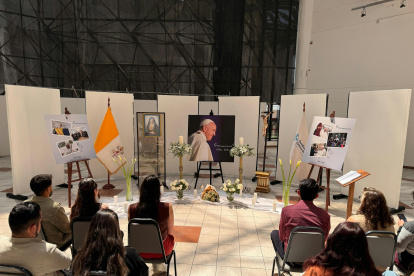 En el Centro Cultural de la Universidad Católica del Ecuador se instaló una capilla ardiente.