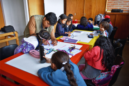 La fundación estableció guarderías para cuidar, alimentar y capacitar a niños y jóvenes.